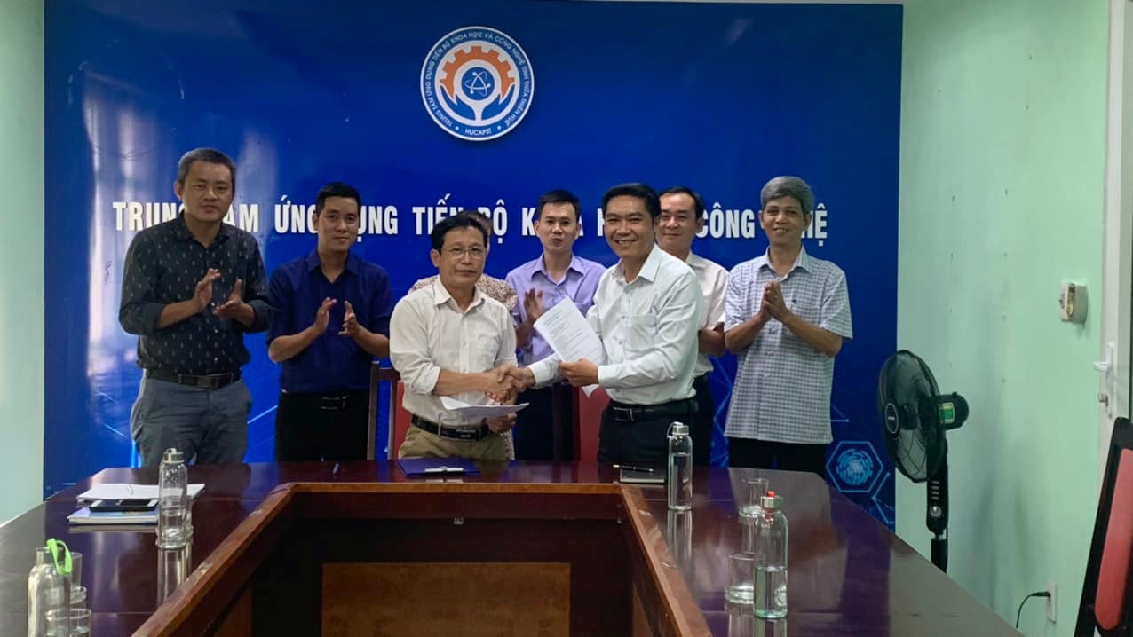 Lễ ký kết biên bản thoả thuận hợp tác giữa Trung tâm Ứng dụng tiến bộ Khoa học và Công nghệ tỉnh Thừa Thiên Huế và ThS. Nguyễn Văn Quy