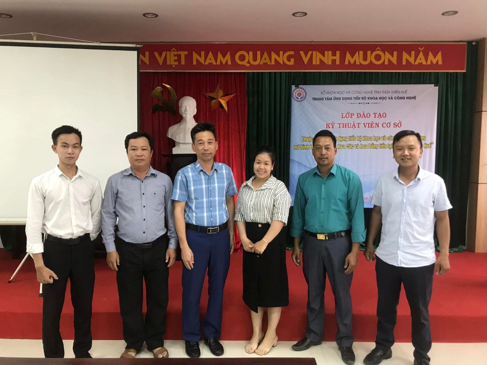 Trung tâm tổ chức lớp đào tạo Kỹ thuật viên thuộc Dự án: “Ứng dụng tiến bộ khoa học và công nghệ xây dựng mô hình trồng hoa Lily, hoa Cúc và hoa Đồng tiền tại tỉnh Thừa Thiên Huế”